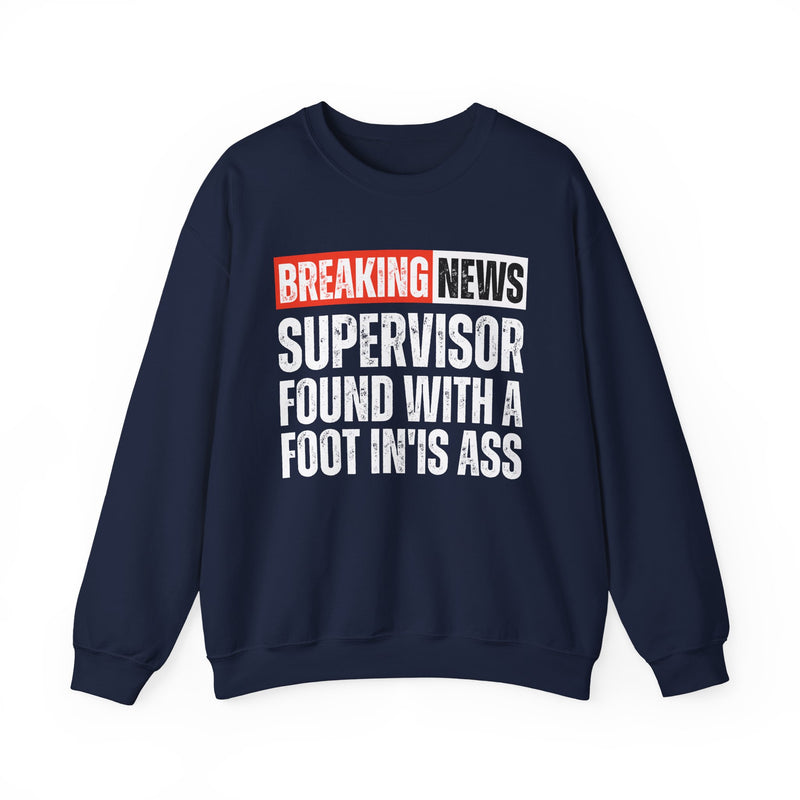 Breaking News: Supervisor Found With A Foot In'Is Ass－Funny News Alert Sweatshirt