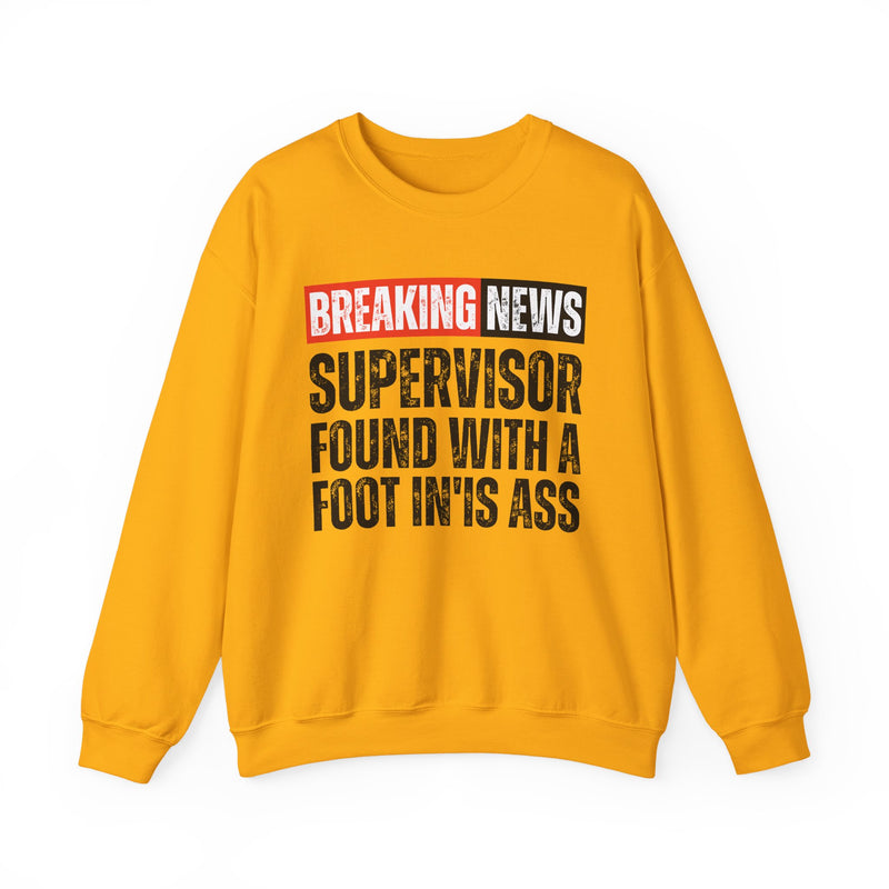 Breaking News: Supervisor Found With A Foot In'Is Ass－Funny News Alert Sweatshirt