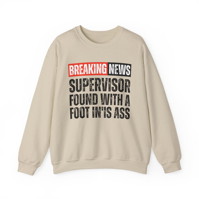 Breaking News: Supervisor Found With A Foot In'Is Ass－Funny News Alert Sweatshirt