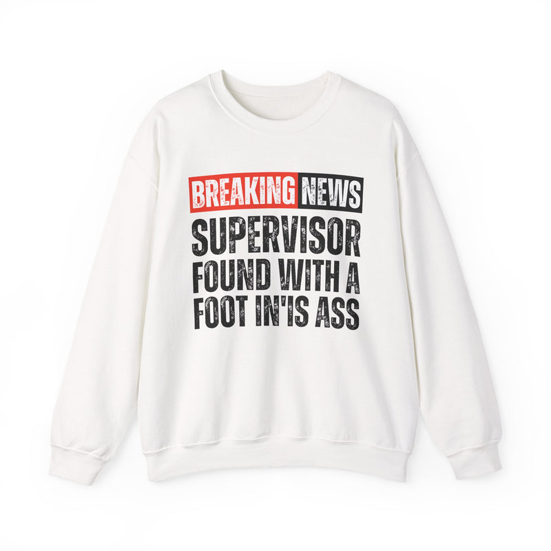 Breaking News: Supervisor Found With A Foot In'Is Ass－Funny News Alert Sweatshirt