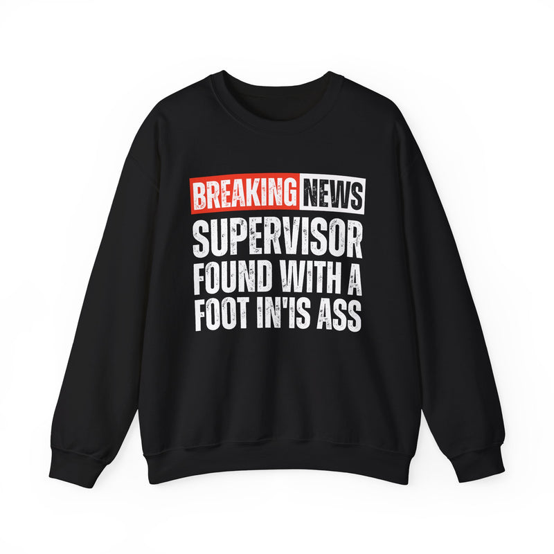Breaking News: Supervisor Found With A Foot In'Is Ass－Funny News Alert Sweatshirt