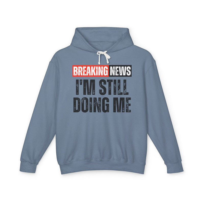 -Breaking News: I'm Still Doing Me － Funny News Alert Hoodie