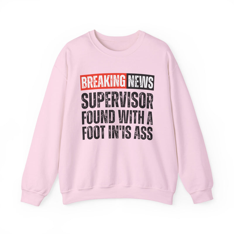 Breaking News: Supervisor Found With A Foot In'Is Ass－Funny News Alert Sweatshirt