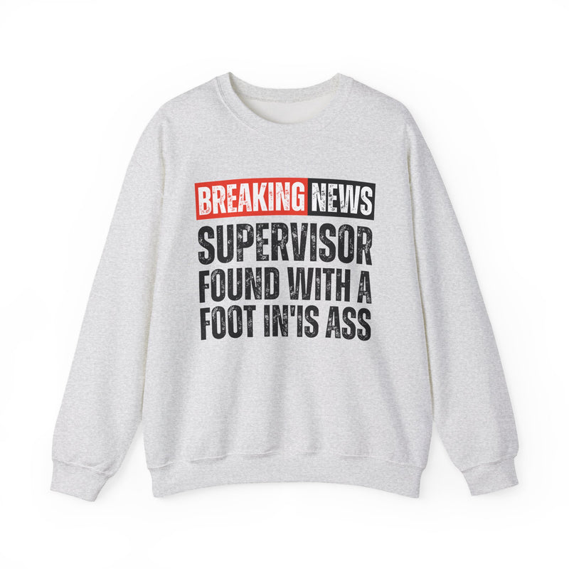 Breaking News: Supervisor Found With A Foot In'Is Ass－Funny News Alert Sweatshirt