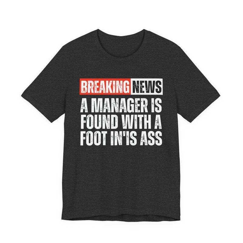 Breaking News: A manager Found With A Foot In'Is Ass－Funny Breaking News T-Shirt