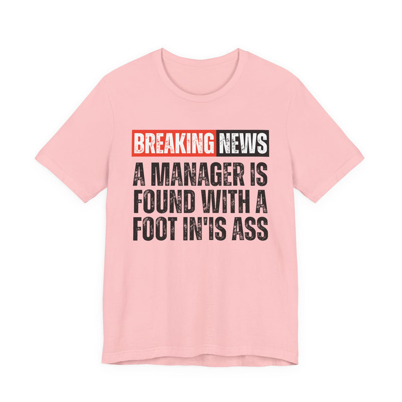 Breaking News: A manager Found With A Foot In'Is Ass－Funny Breaking News T-Shirt